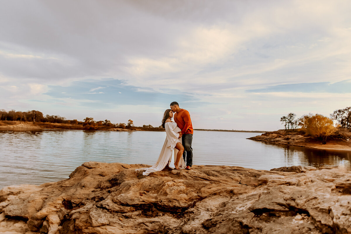 Affordable maternity session on the lake | Burleson, Texas Family and Newborn Photographer