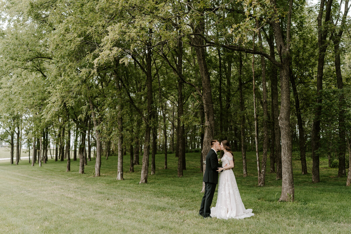 kraber-the-gathering-grounds-iowa-wedding-21