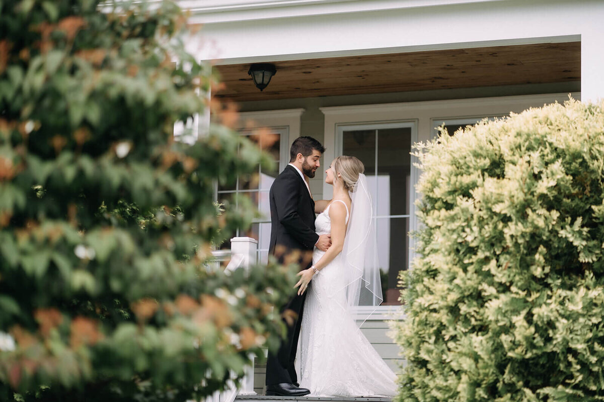 Show through the hedges of bride and groom at their first look