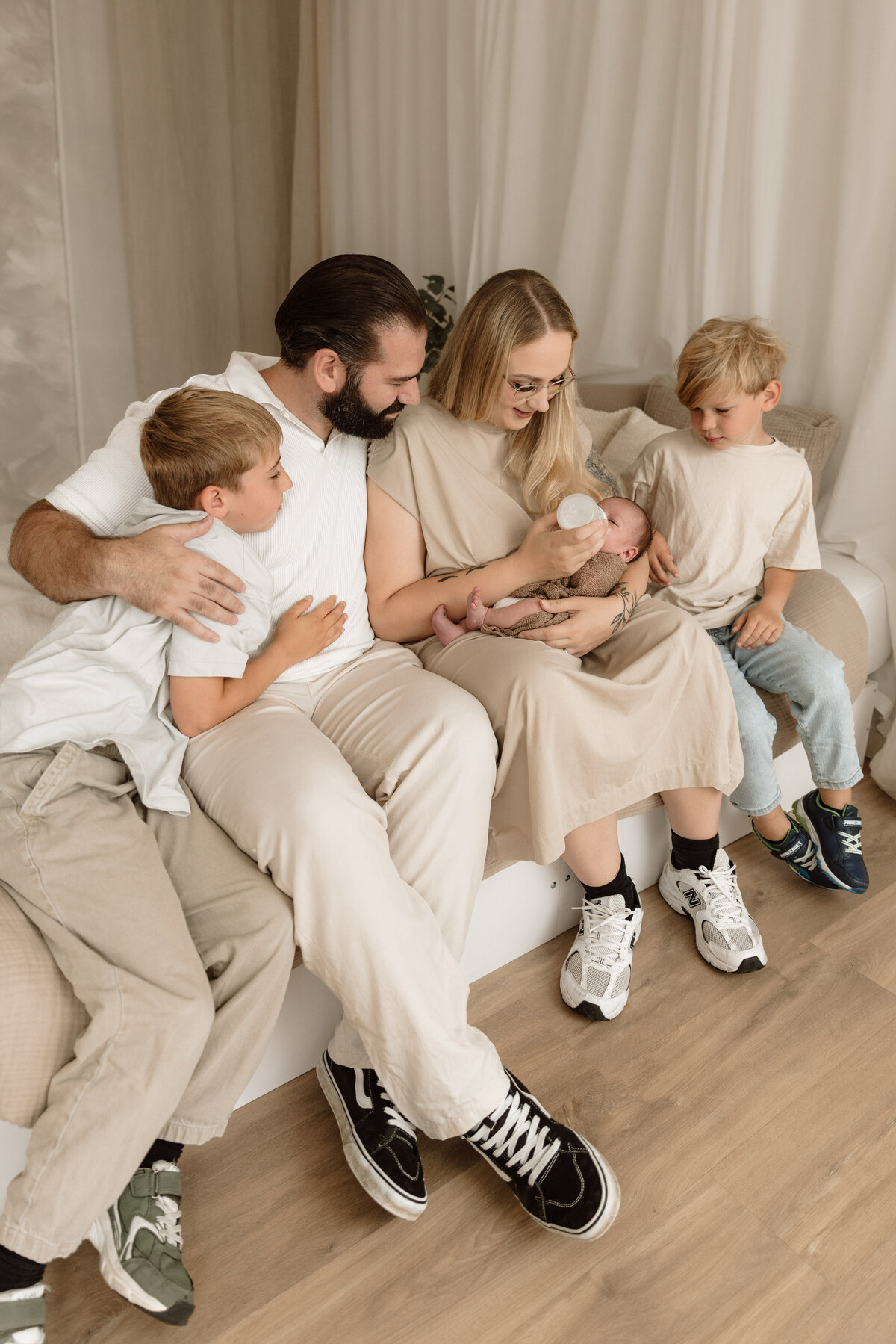 newborn fotograaf - gezinsfotograaf - zwangerschapsfotografie - videograaf - Sint-Niklaas - Pictures by Jess - Mama en baby shoot