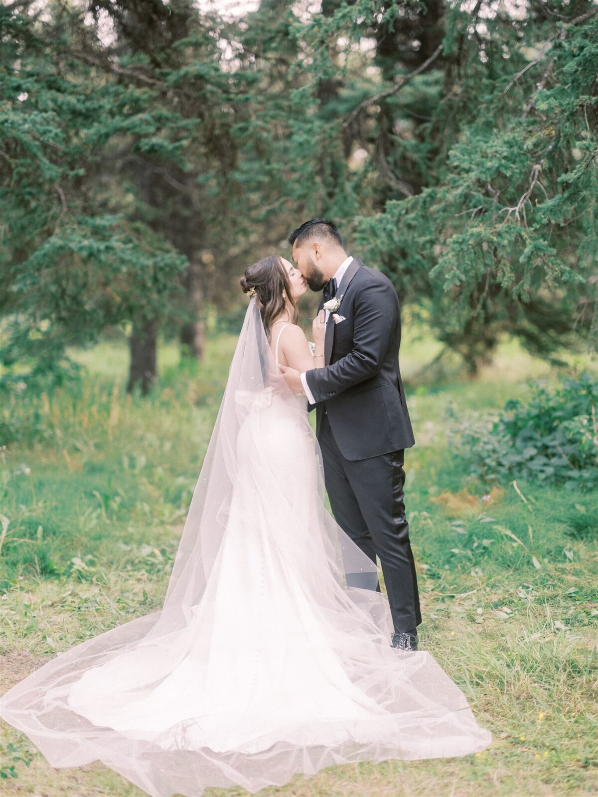 calgary-wedding-photographers-nicole-sarah-fairmont-chateau-lake-louise-AC-392_websize