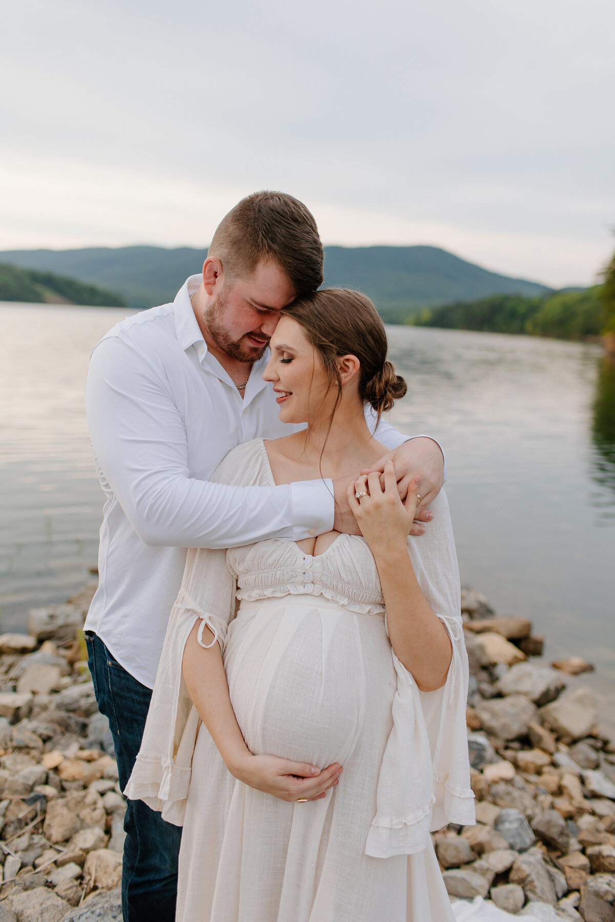 Documentary-Maternity-Session-at-Carvins-Cove-RJ-45