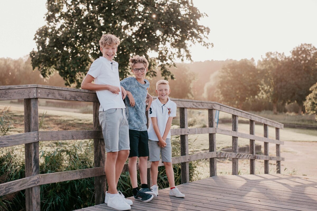 familieshoot-bij-water-golden-hour-emotie-Leukfotografie-6