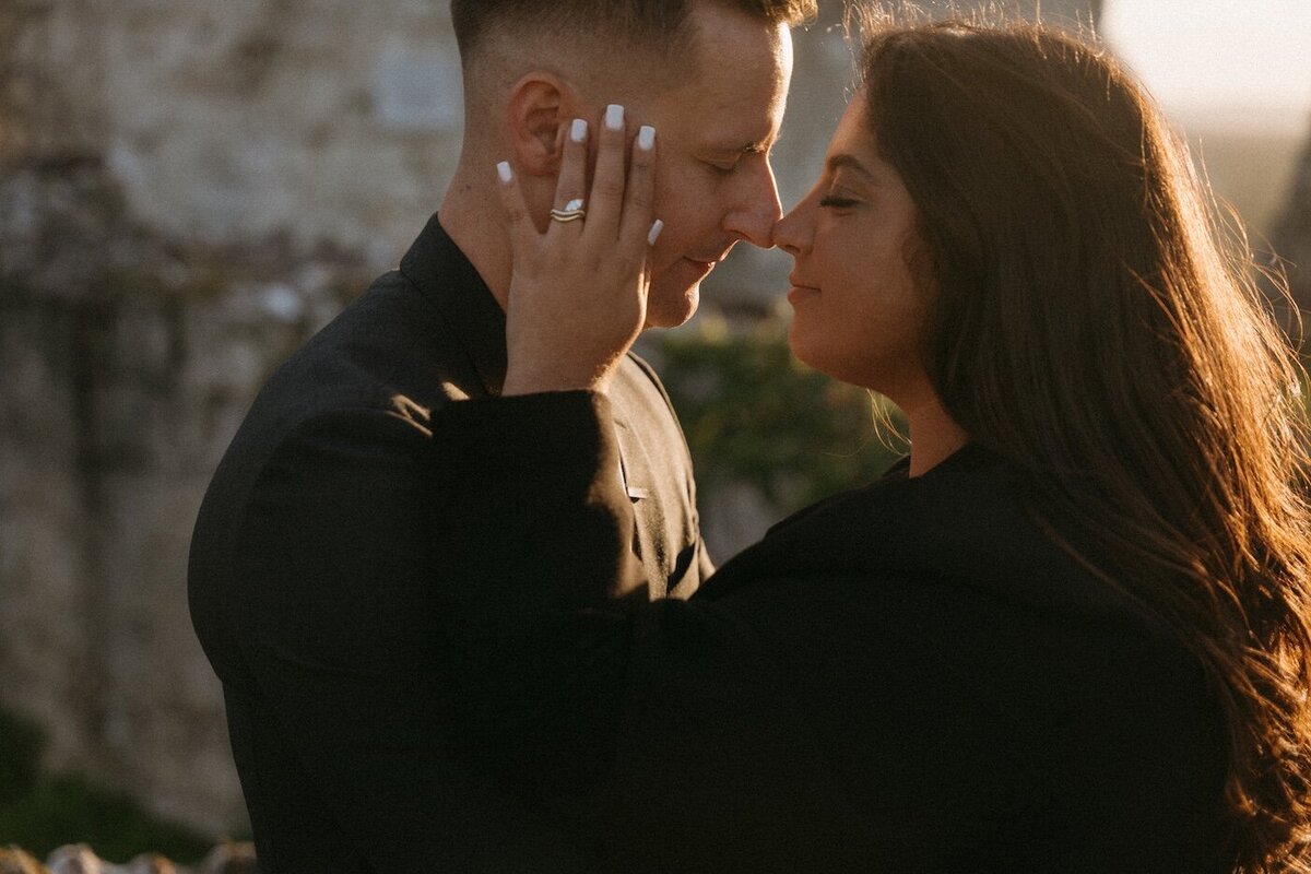 Instant tendre, yeux dans les yeux, le couple profite des derniers rayons dorés pendant leur séance de fiançailles en Normandie. Séance photo par Kamescop, photographe et vidéaste en bretagne.
