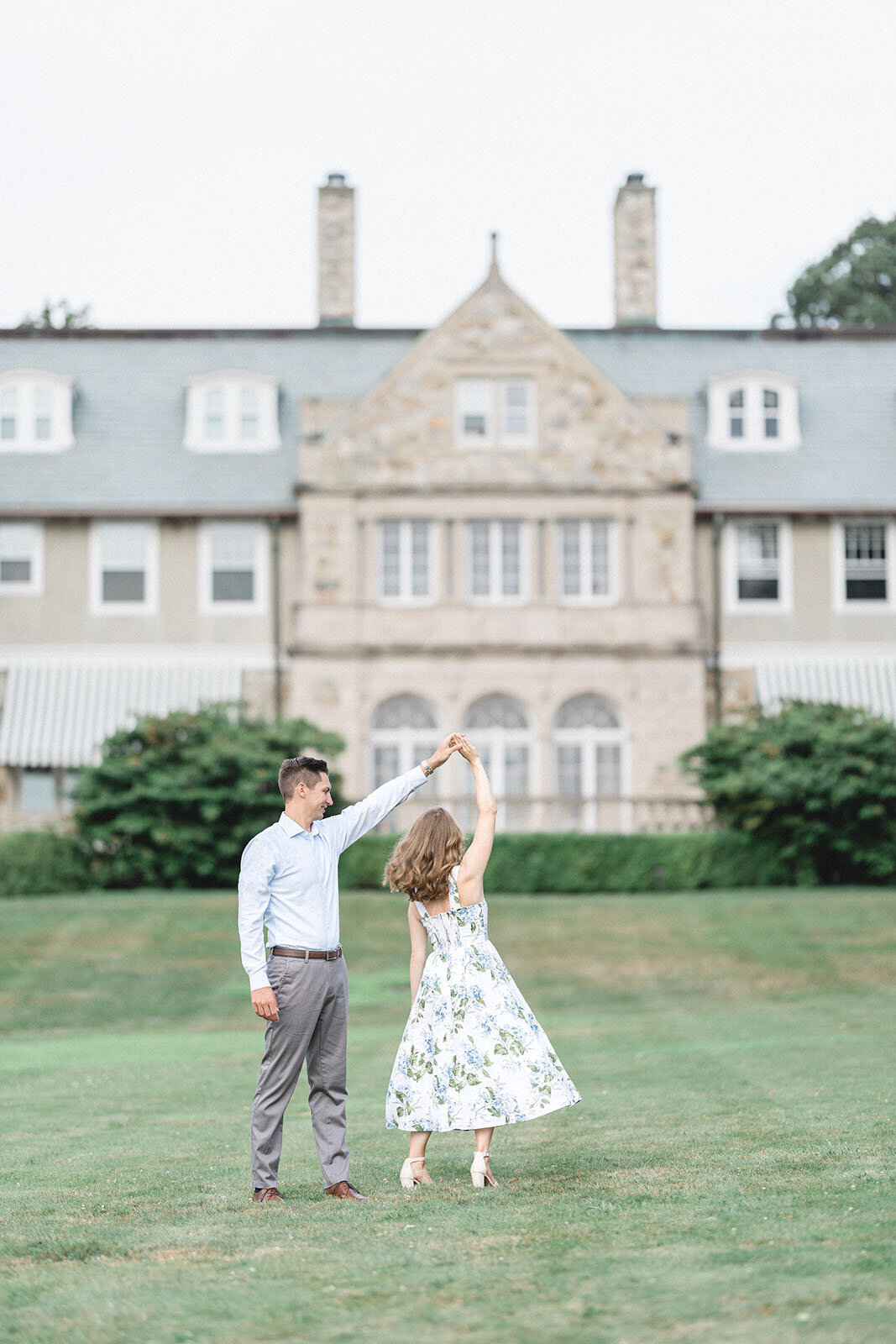 engaged_couple_at_blithewold_mansion