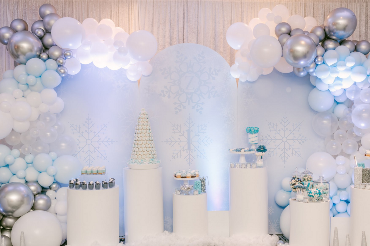 winter-themed-birthday-balloon-decor-dessert-bar