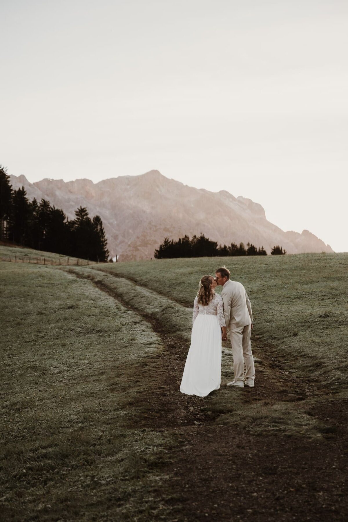 getrouwd stel op berg in oostenrijk door fotograaf Eline Hemelt