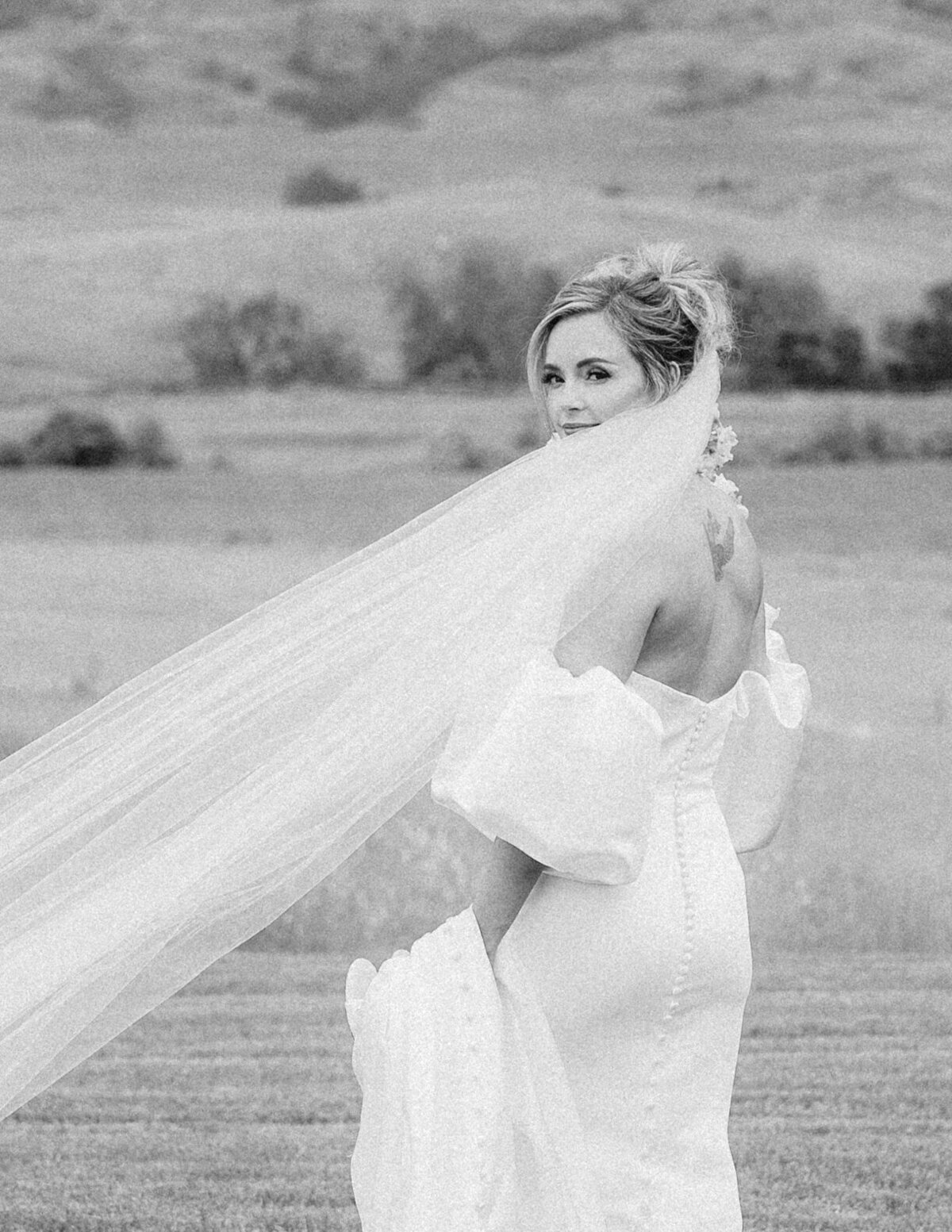 Luxury and romantic wedding photographer based in Minnesota. Specializing in simple but significant documentary wedding photography for all lovers. With a love for serving chic couples, I've had the privilege of photographing over 200 engagements, elopements, and weddings since 2018.