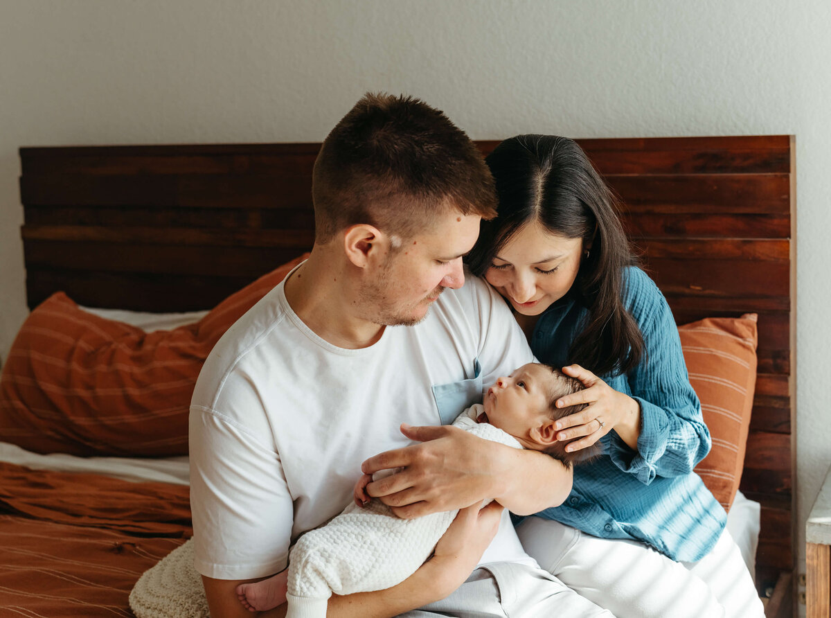 natural-posing-lifestyle-newborn