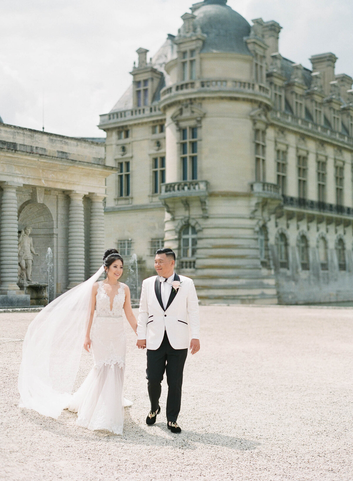 20-Chateau-de-Chantilly-wedding-couple-portrait-Alexandra-Vonk-photography