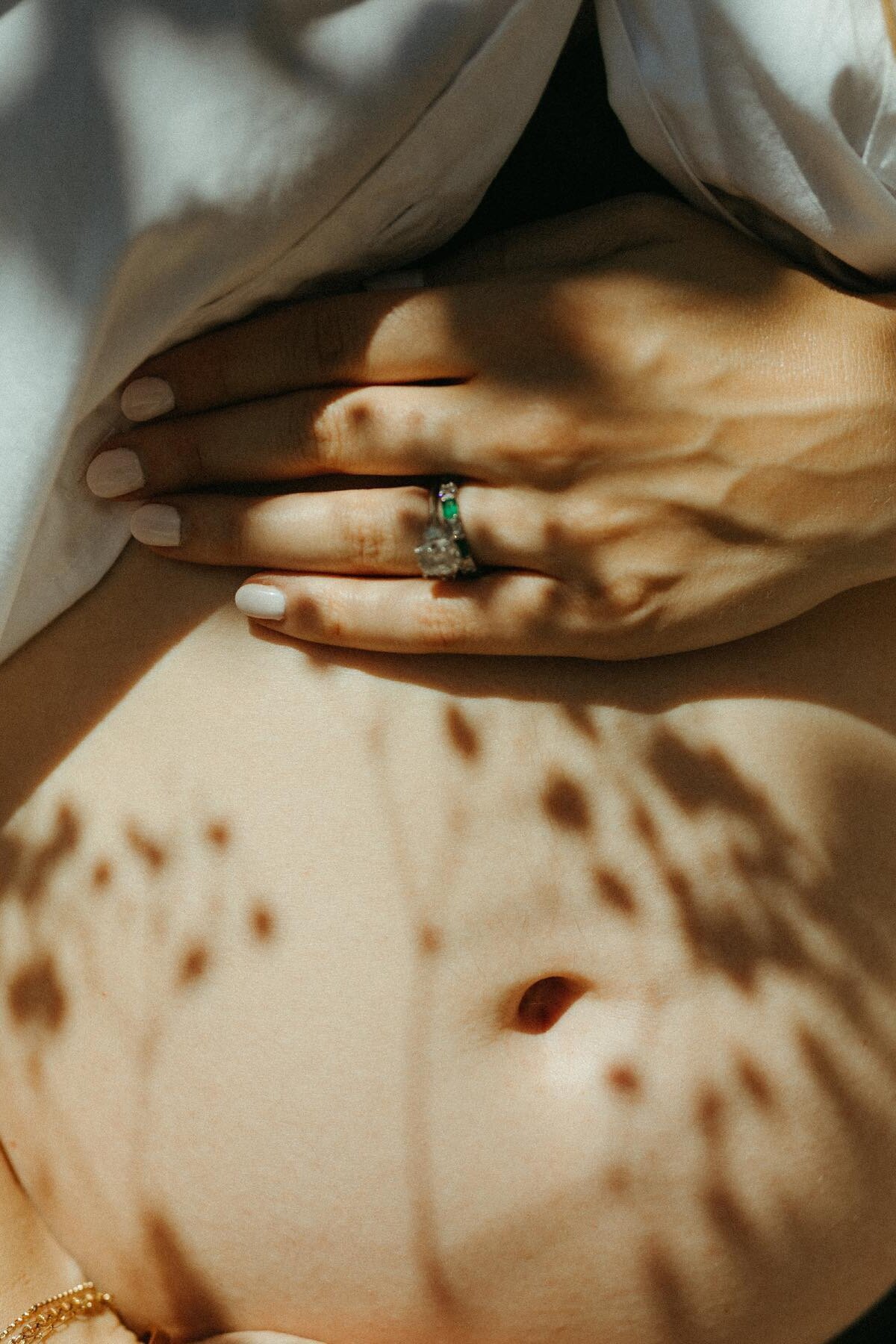 Sunlit-Maternity-Elegance