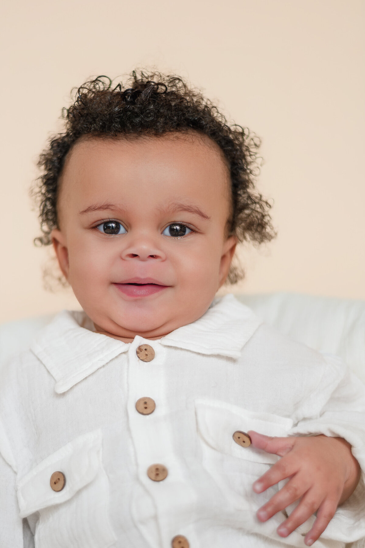 close-up-baby-photo-big-eyes-curls-smile