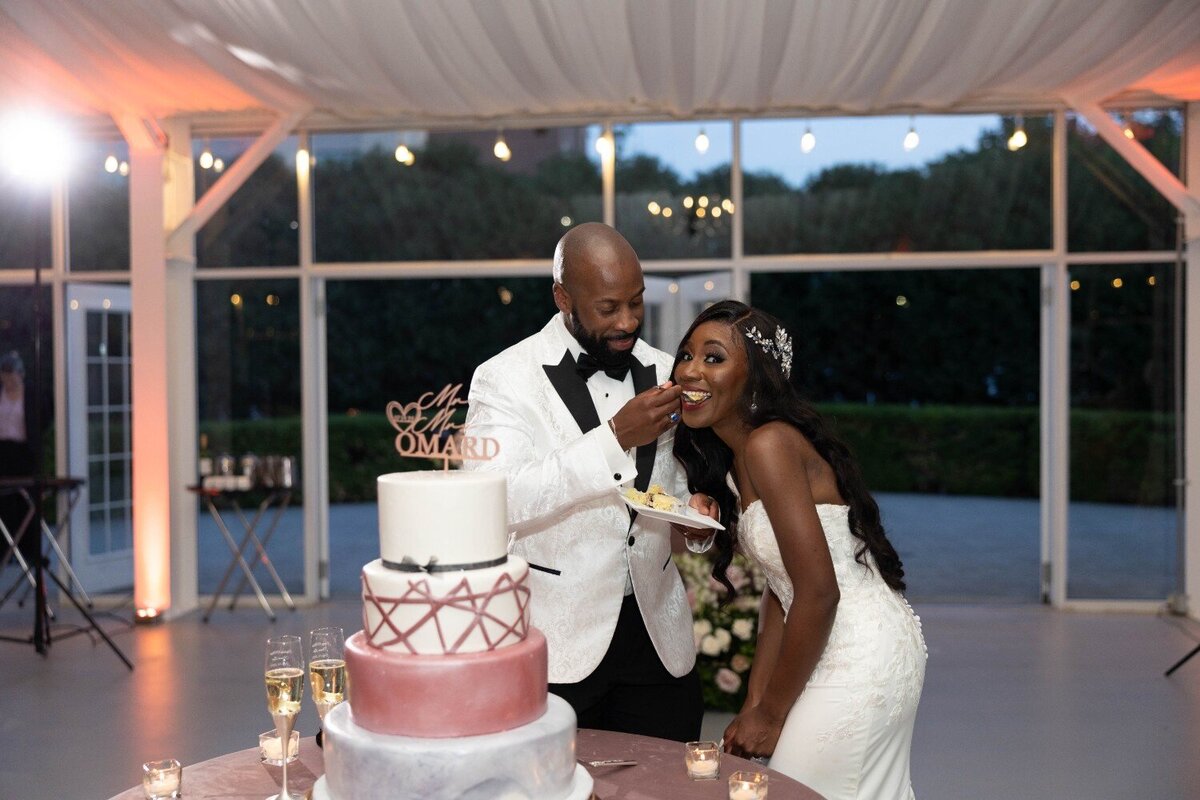 ritz-charles-wedding-bride-groom-feeding-cake