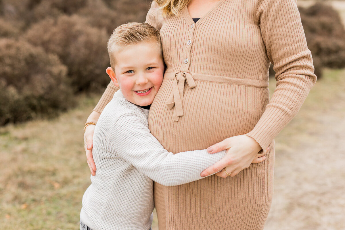 Jasmijn-Brusse-Fotografie-zwangerschapsshoot-op-de-hei-16