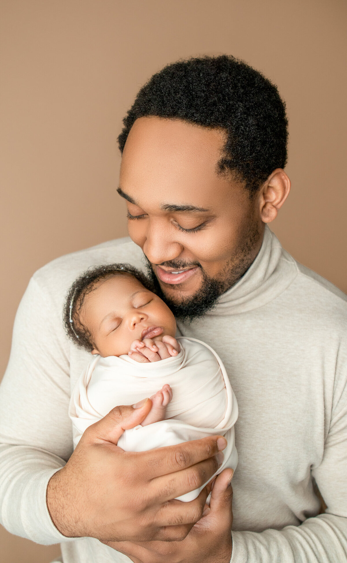What color should I wear for newborn photos