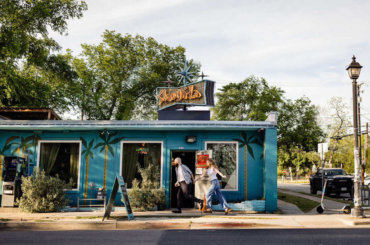 east-austin-dive-bar-engagement-photos-9
