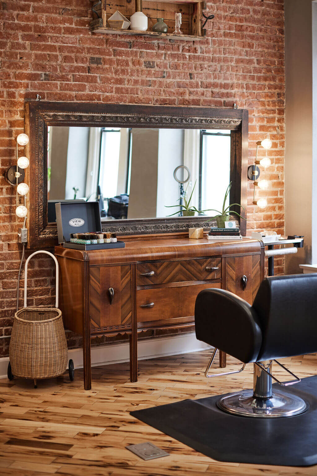Thirteenth and Washington Salon