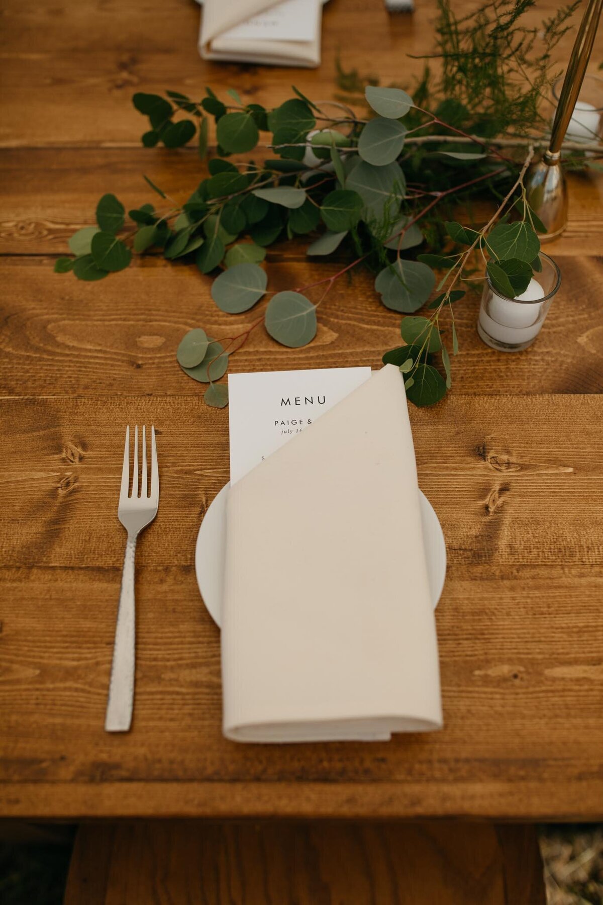 Farm-table-setting-aspen-garland-Diamond-Cross-Ranch-wedding-July-green