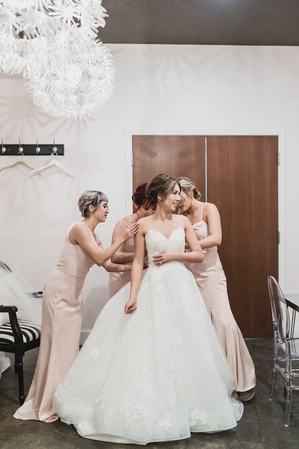 BLUSH AND BLACK SPRING PLANTERRA CONSERVATORY WEDDING IN WEST BLOOMFIELD, MICHIGAN PROVIDED BY KARI DAWSON, TOP-RATED DETROIT WEDING PHOTOGRAPHER, AND HER TEAM19