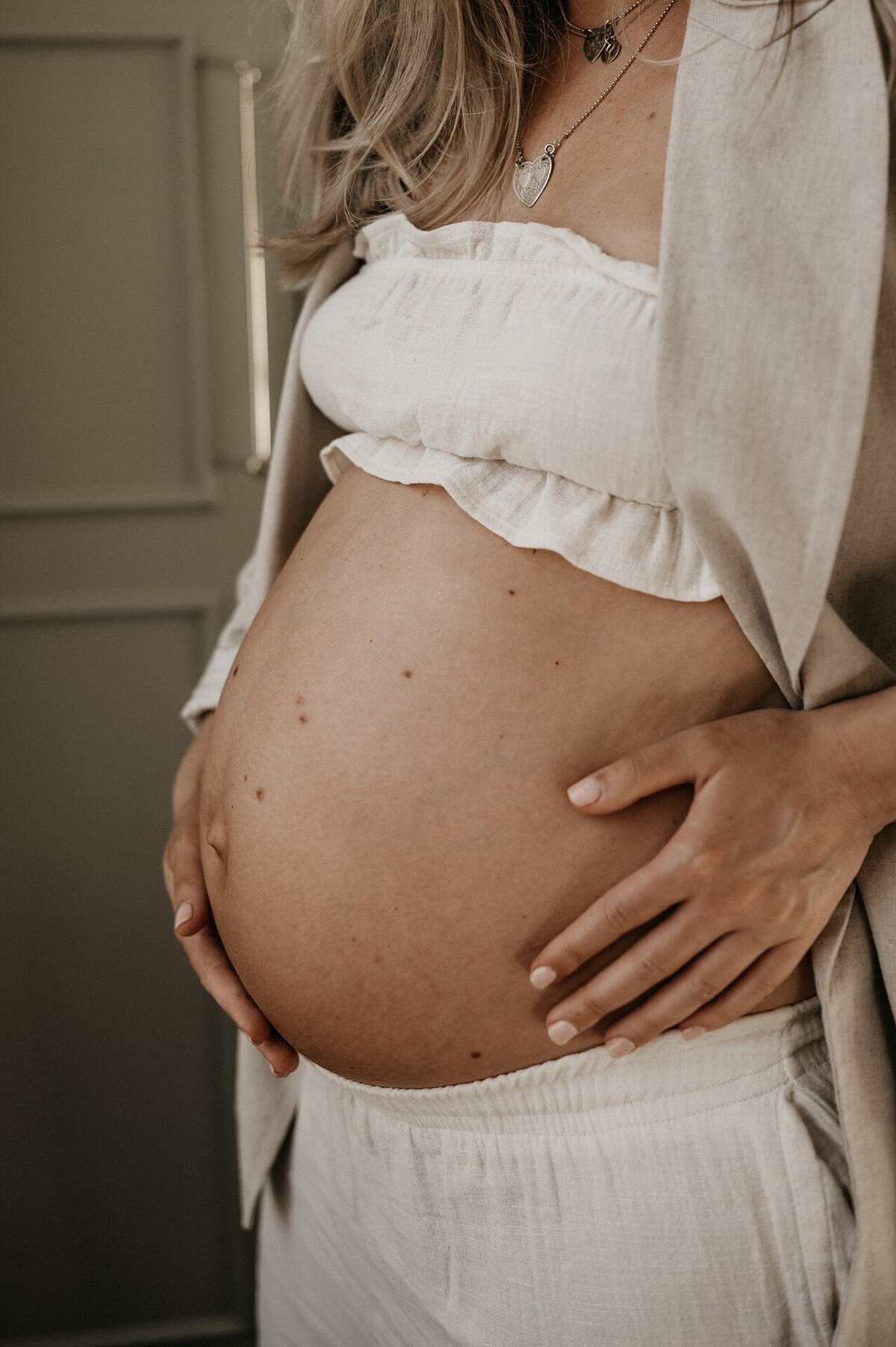 25-LouiseBoonstoppelFotografie_zwangerschapshoot_elegant_blote_buik