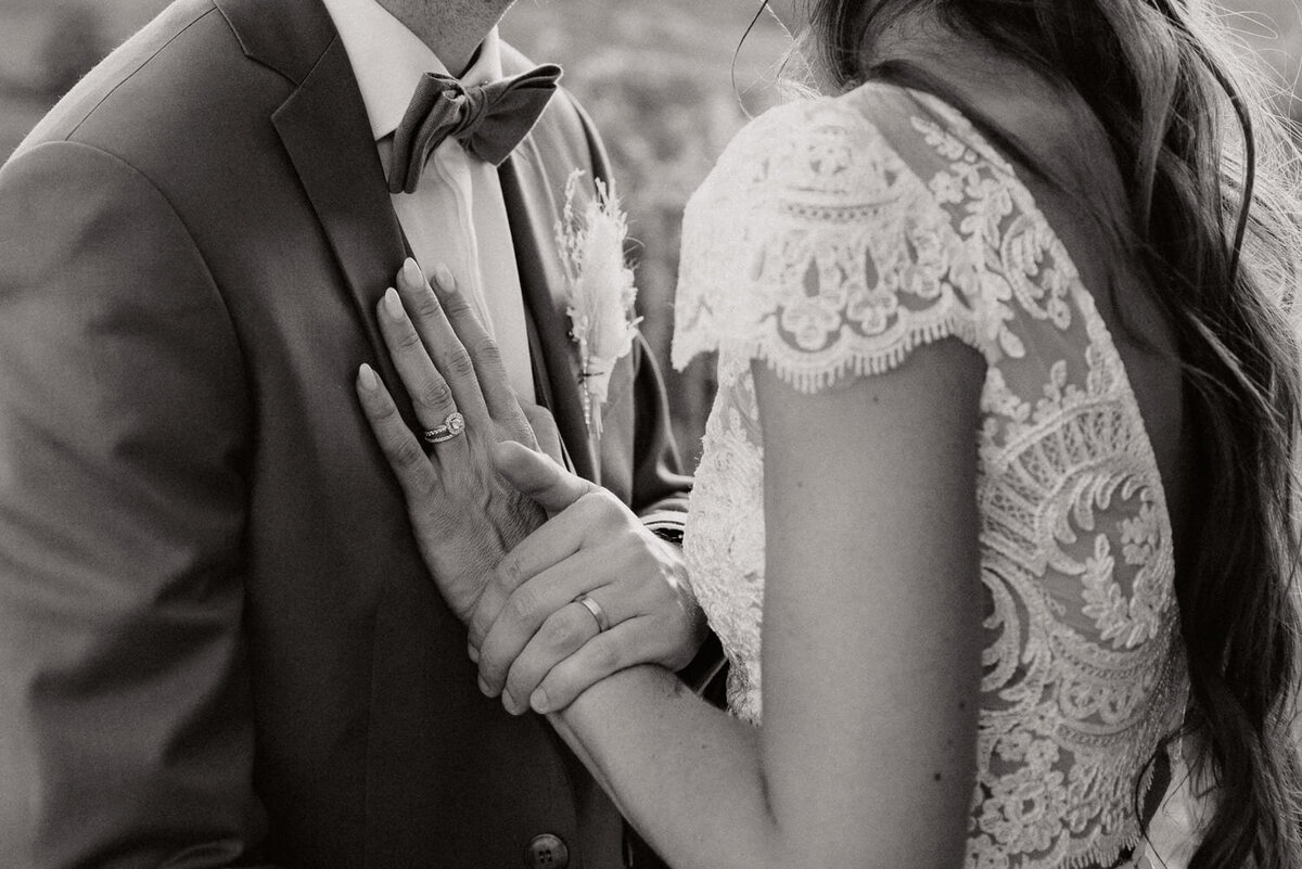 Prisylia-et-Guillaume-couple-mariage-vignes-beaujolais3