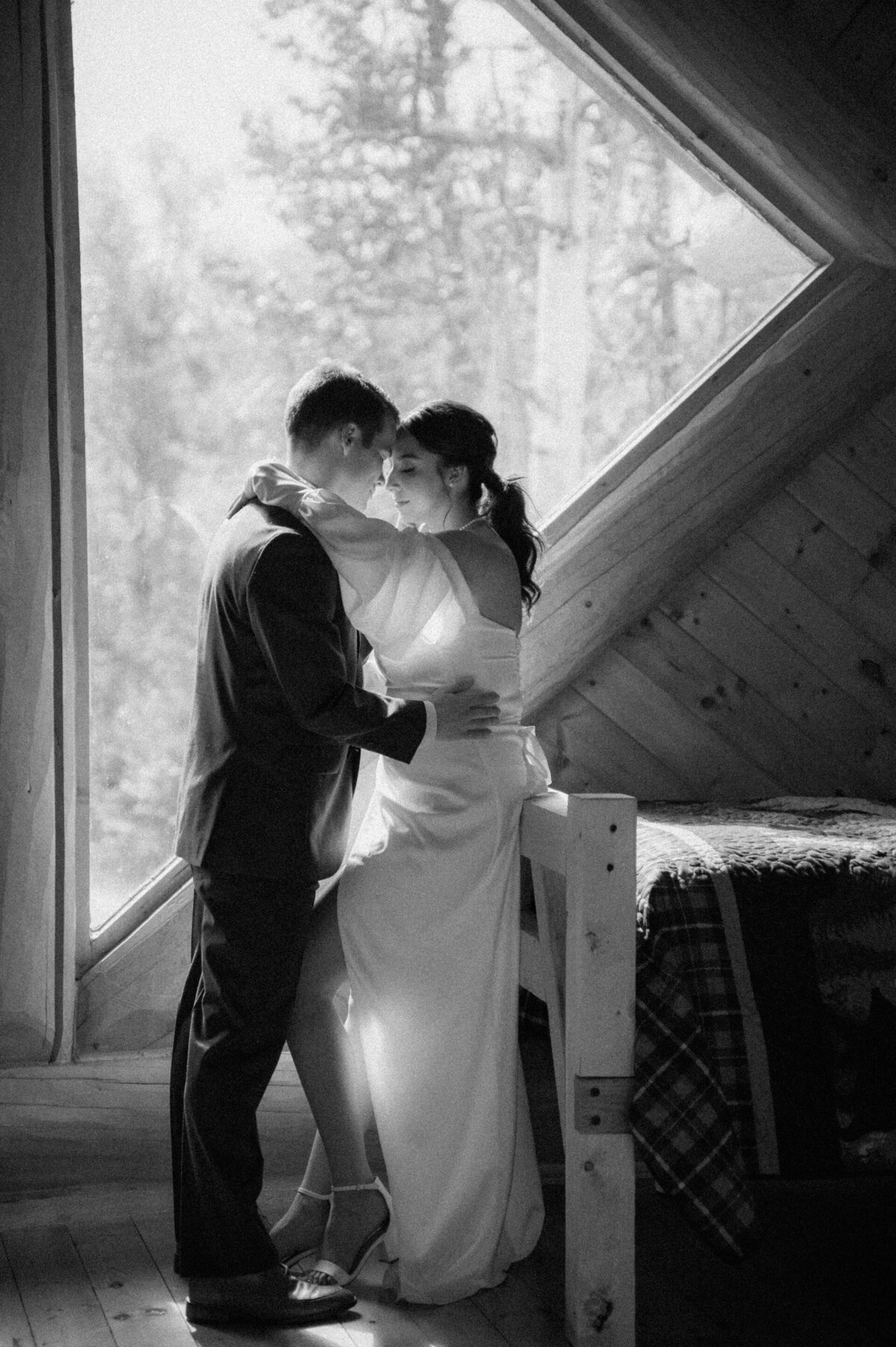 cozy-cabin-and-mountain-elopement-julianna-mb-photography-9