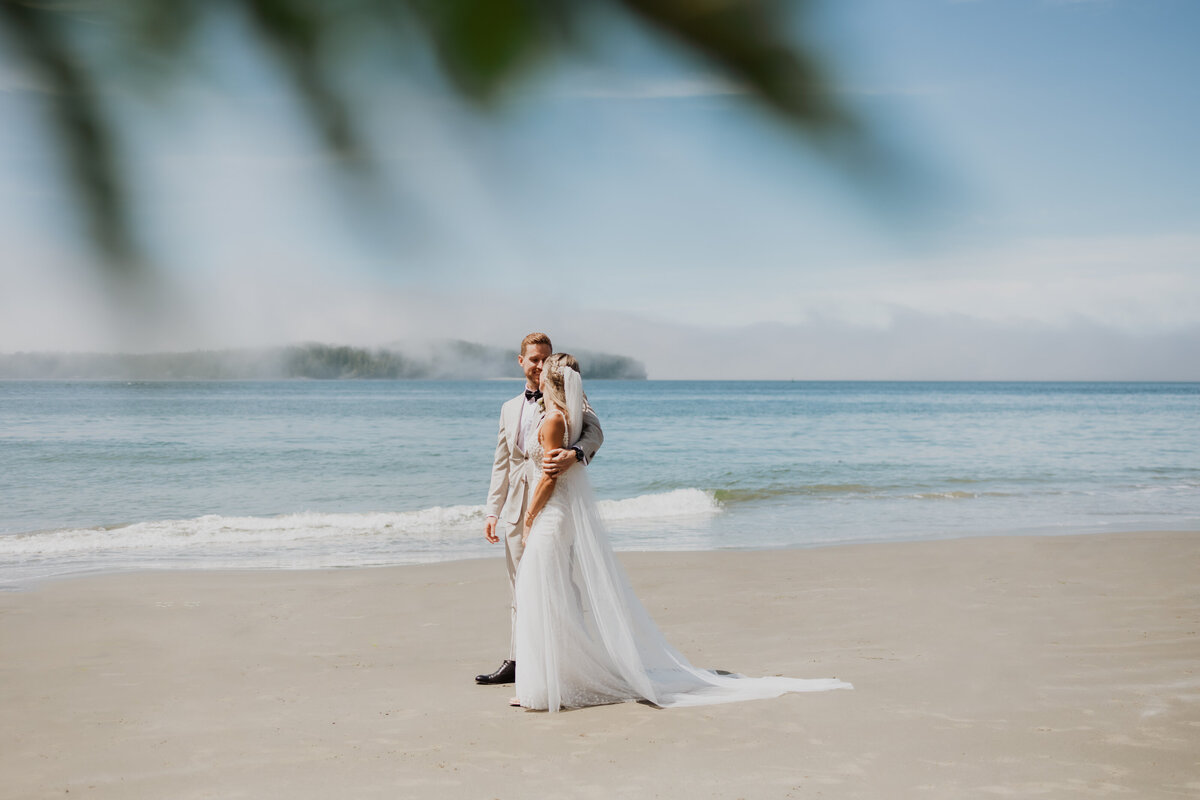 Jessica-Rae-Schulz-Edmonton-Alberta-Tofino-British-Columbia-Wedding-Elopement-Photographer-Love-Beach-Boho-Candid-14