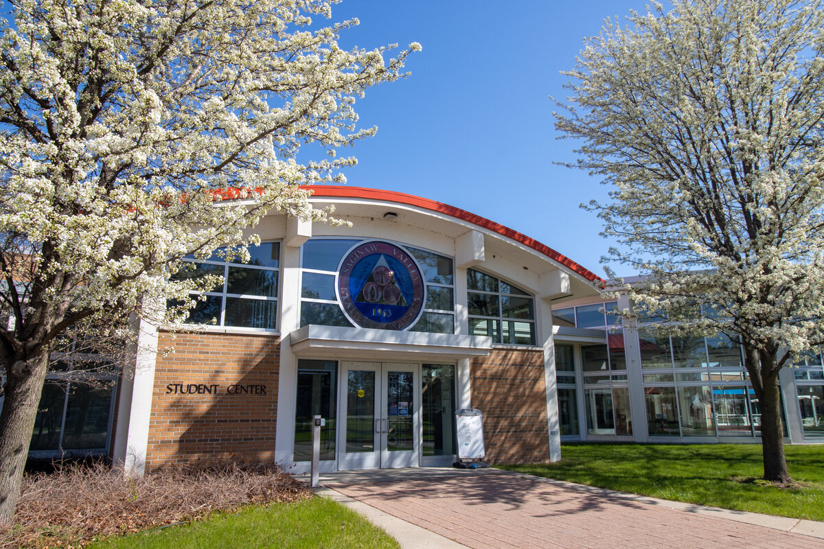 041321 SVSU Student life entrance near rotunda with trees blossoming