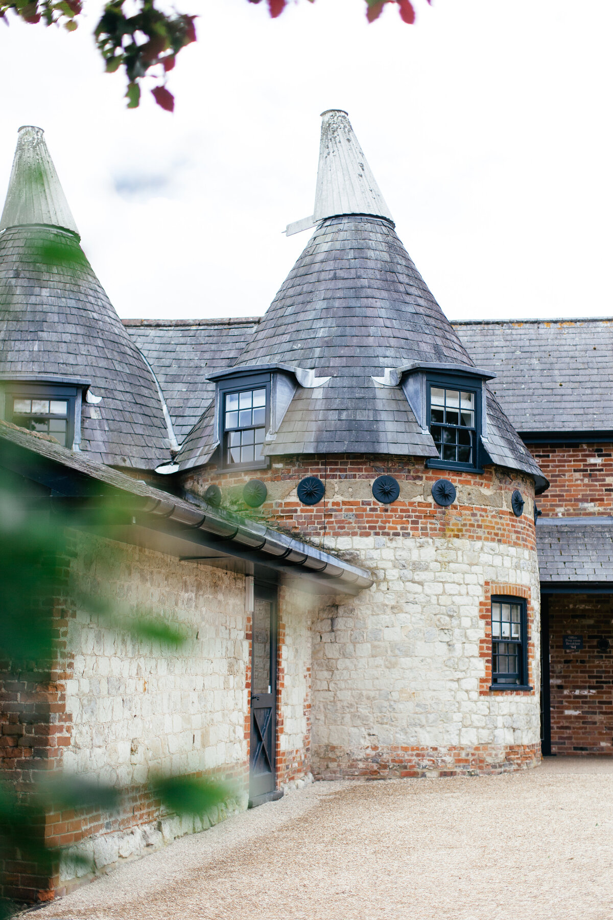 luxury-wedding-bury-court-barn-surrey-leslie-choucard-photography-03