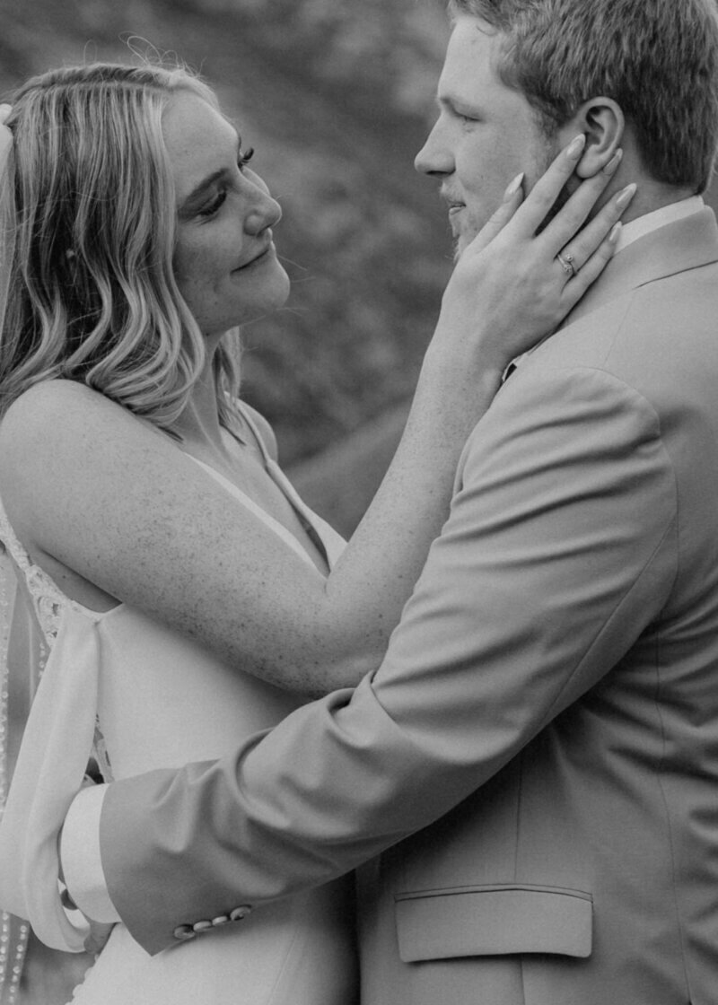 couple-sweet-moment-jmay-photo-monochrome