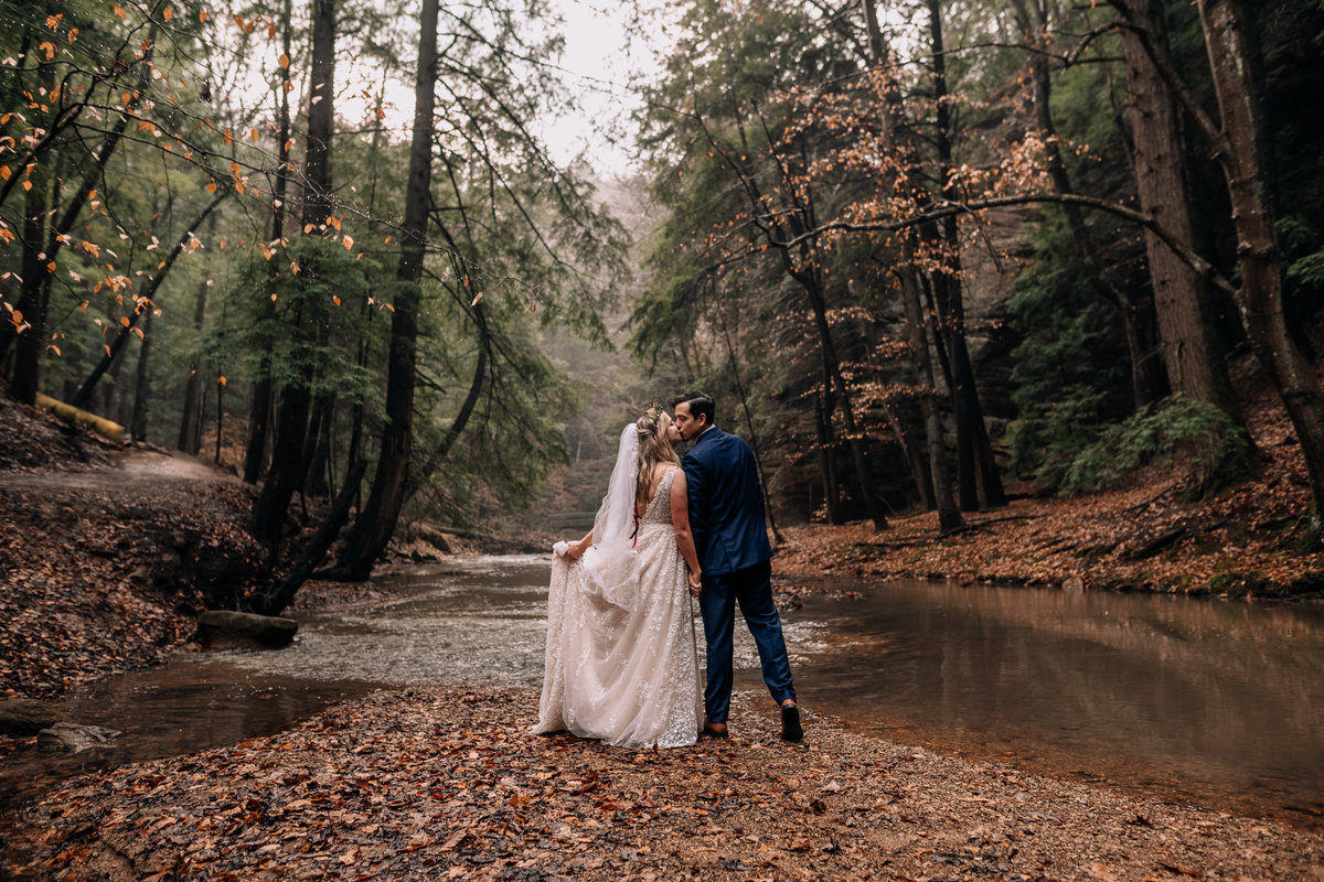 emmi-andrew-columbus-ohio-hocking-hills-elopement-wedding-photography-rain-hiking-18