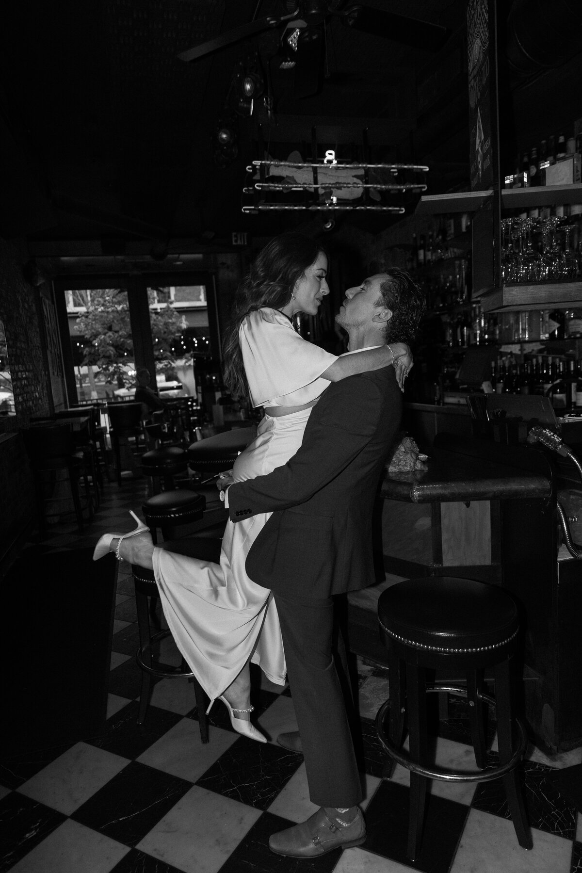 couple-kissing-in-a-bar-2