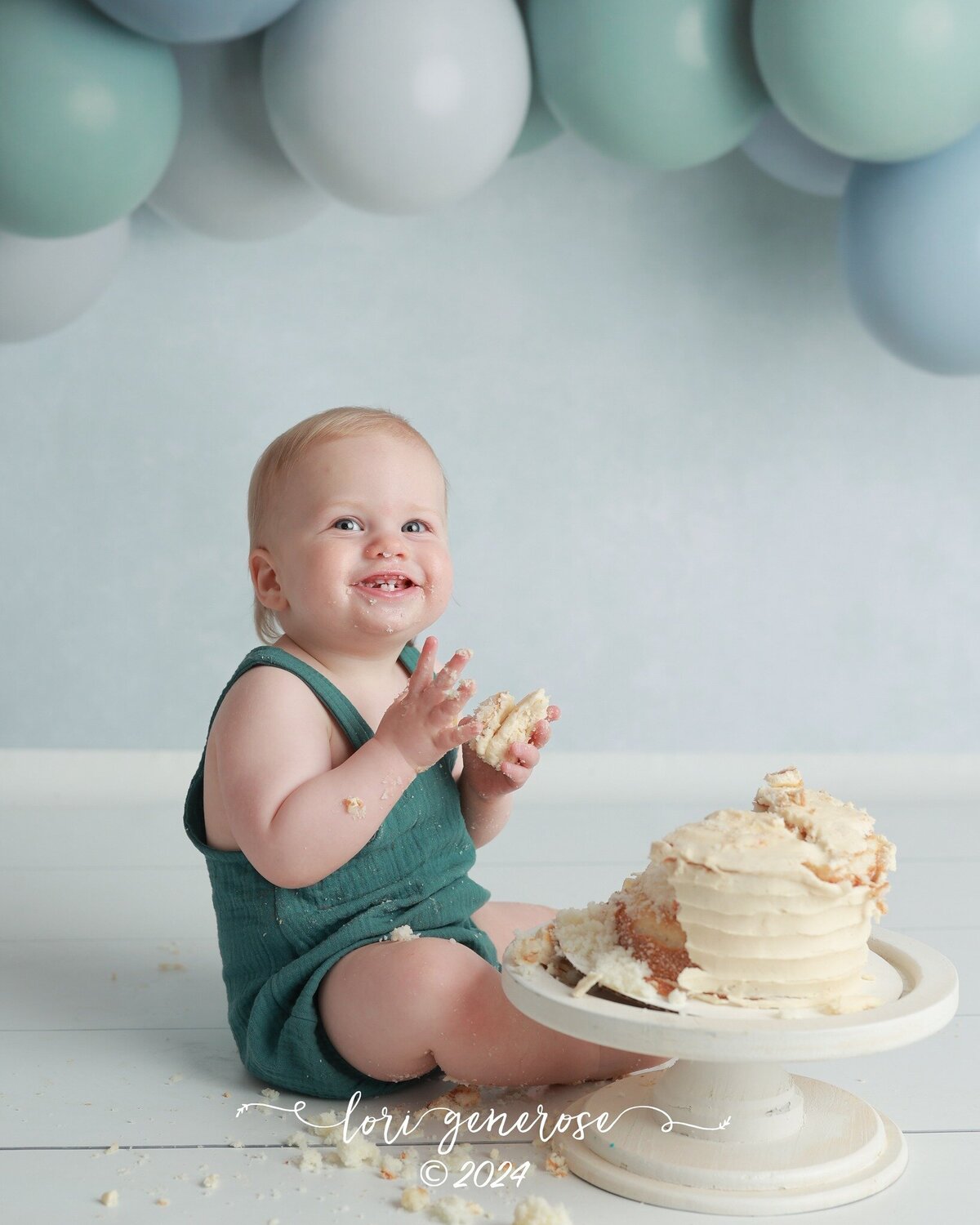 lehigh-valley-photographer-lori-generose-lg-photography-first-birthday-cake-smash-boy-bristol-pa