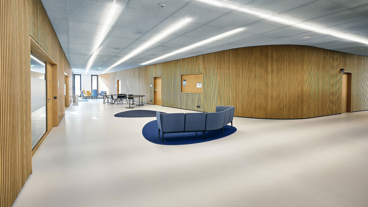 Moderne Innenarchitekturfotografie im Campus Krems – klare Linienführung, reduziertes Design und hochwertige Rauminszenierung für Bildungs- und Objektarchitektur