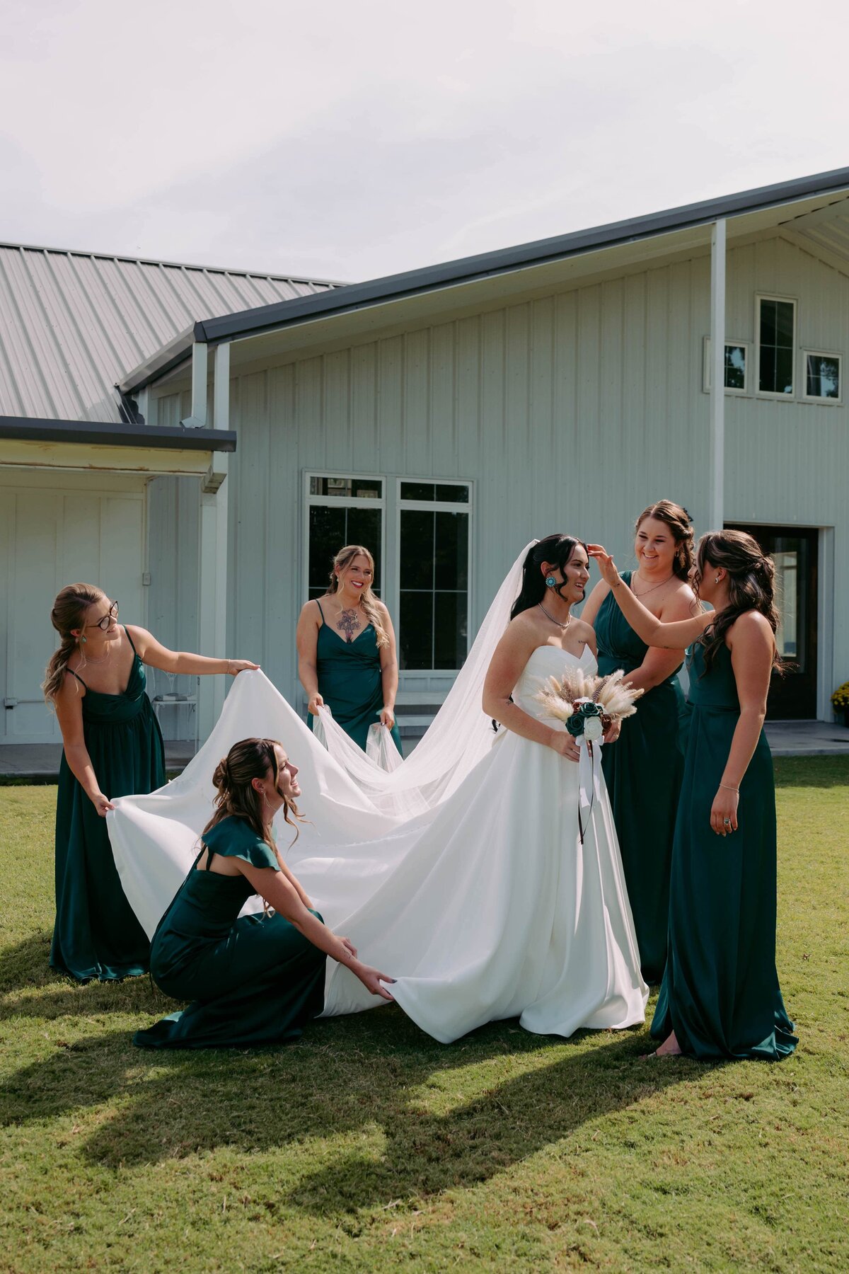 bride-bridesmaids-getting-ready-wedding-texas