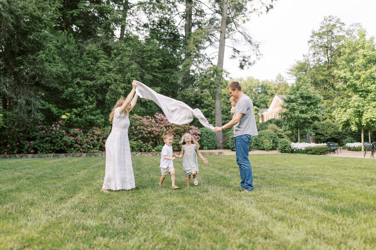 Family portrait session in a Philadelphia park - 21
