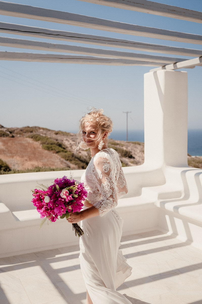 Préparatifs de la mariée à la villa Mira, dans le cadre d’un mariage à l’étranger à Paros, en Grèce.