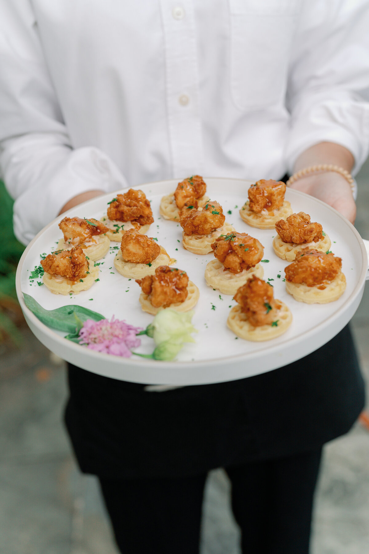 pphg_catering_chicken_waffles_passed_appetizers_william_aiken_house_outdoor_wedding_kailee_dimeglio_photography-1536