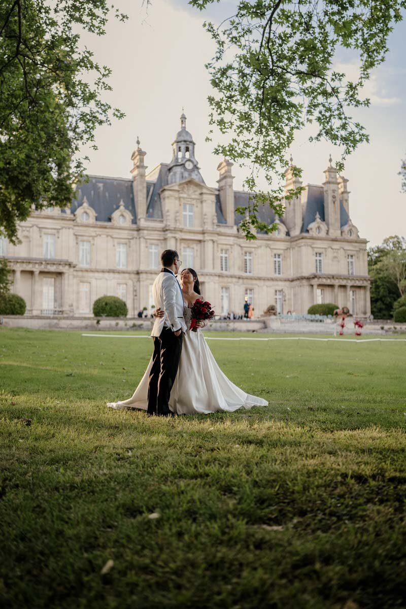 Les mariés posent devant le château de Saint Martin du tertre lors de leur séance couple.