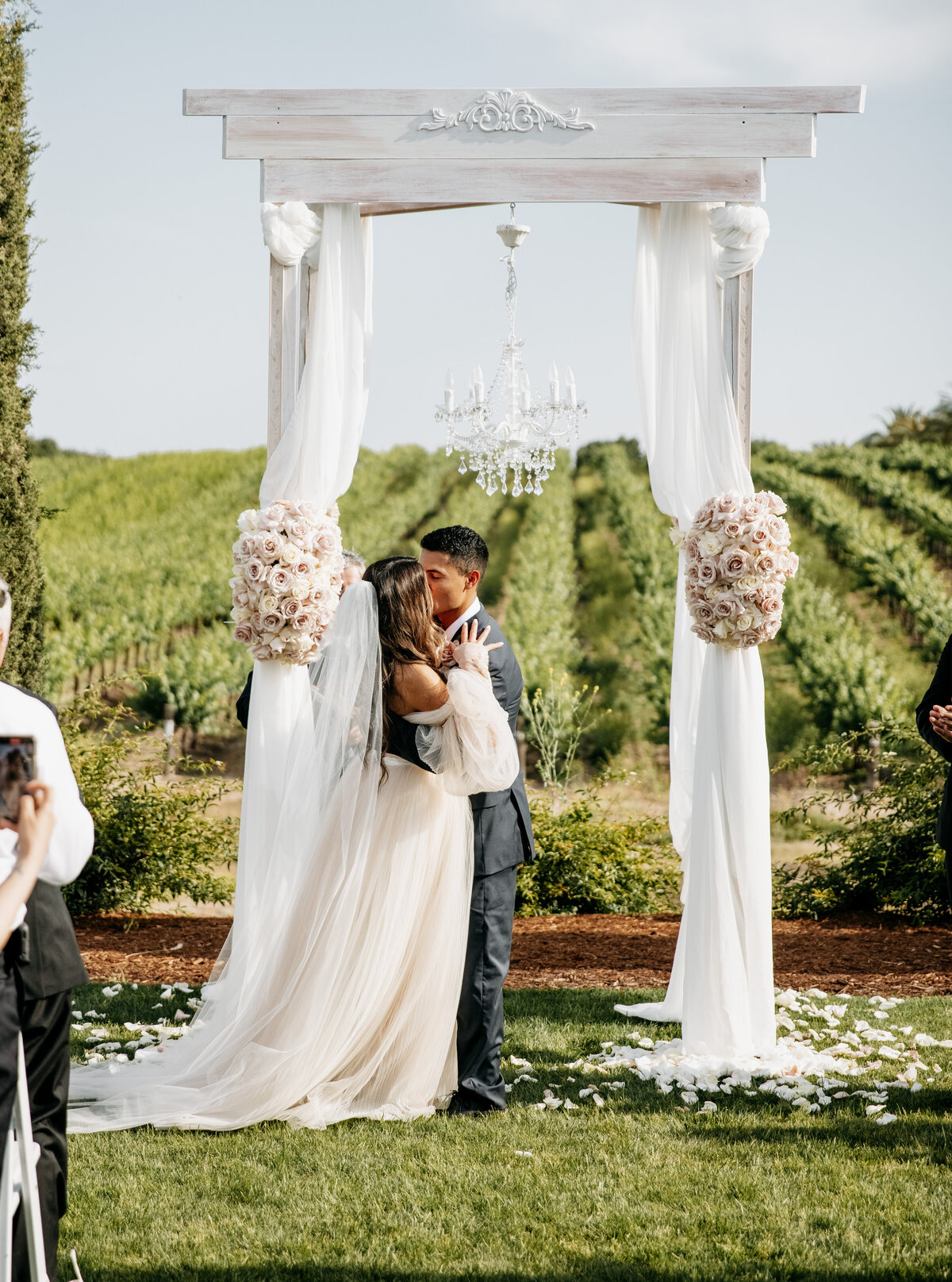 Toca-Madera-Winery-wedding-ceremony-kiss