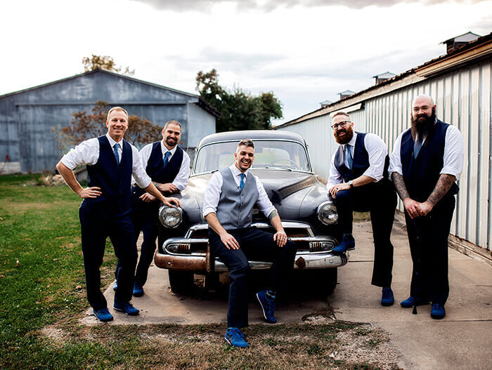 groom-party-sits-on-antique-car