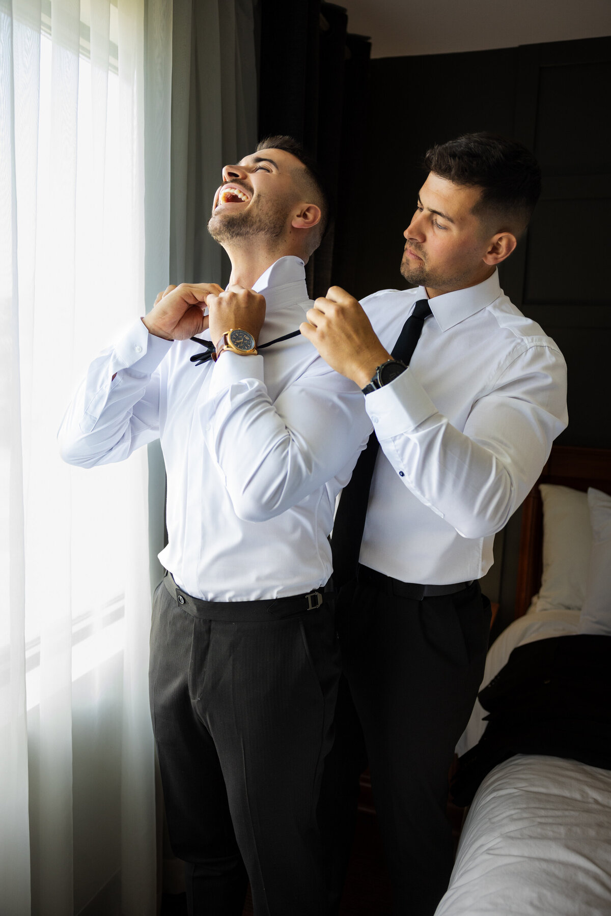 Préparation du jeune marié accompagné de son témoin avant la cérémonie de mariage