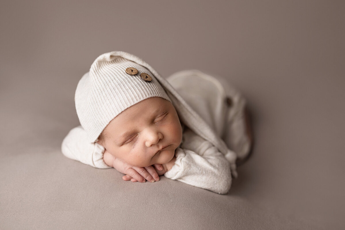 Newborn photographer serving Southern Minnesota areas.