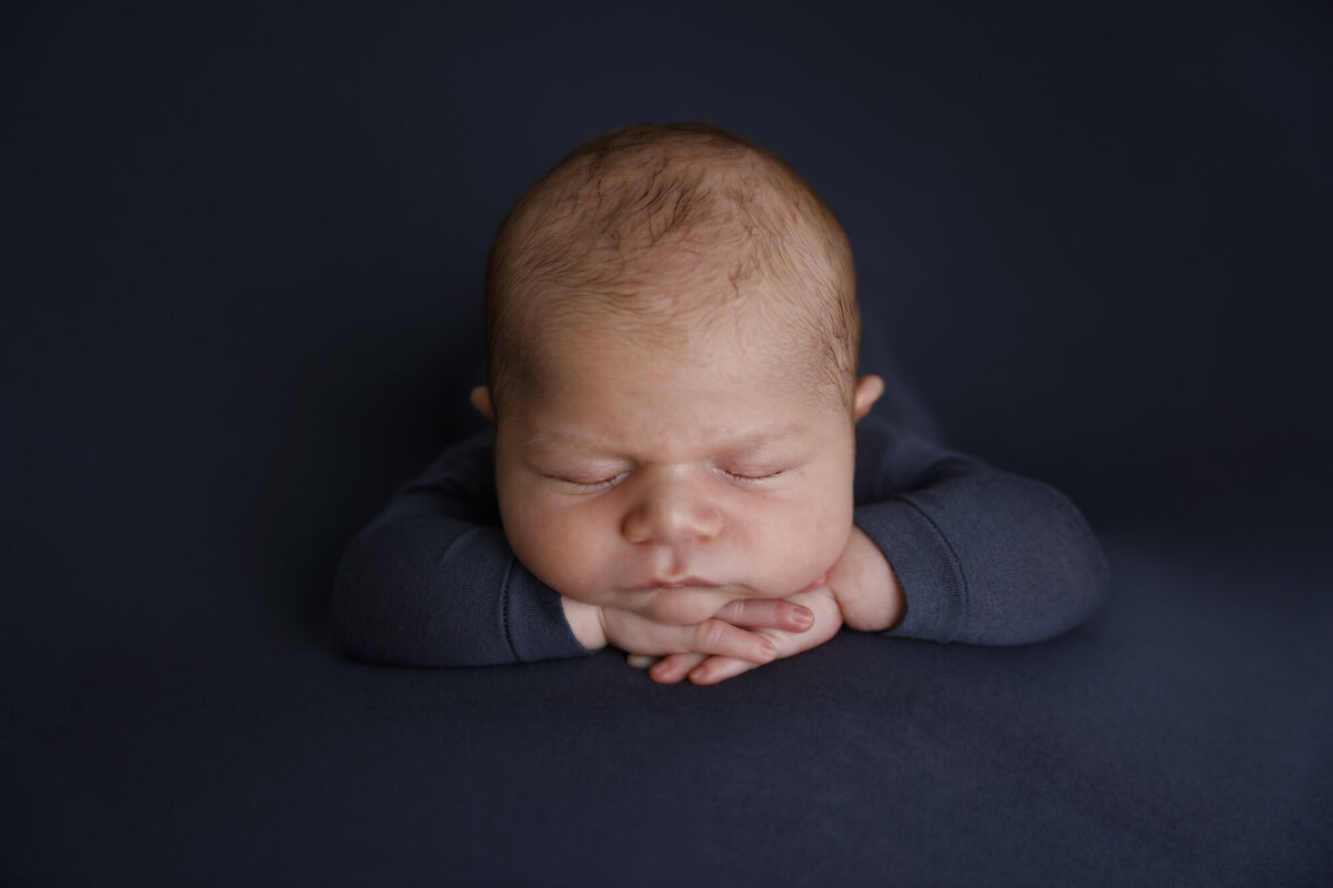 Babyboychinonhands