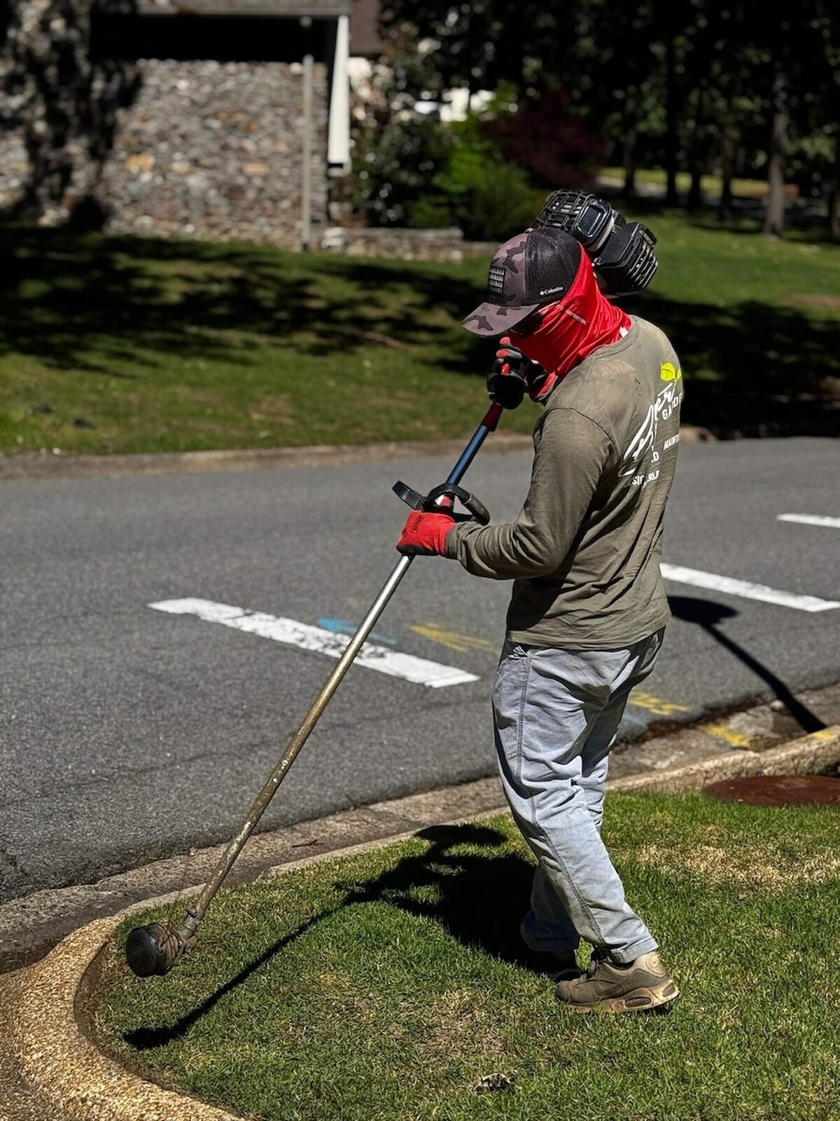 trimming-edging-lawn-maintenance-curb-little-rock