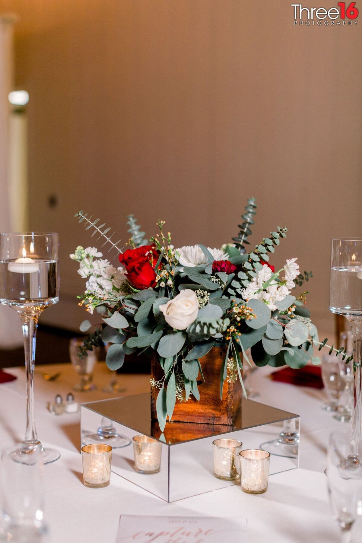Table layout with centerpiece