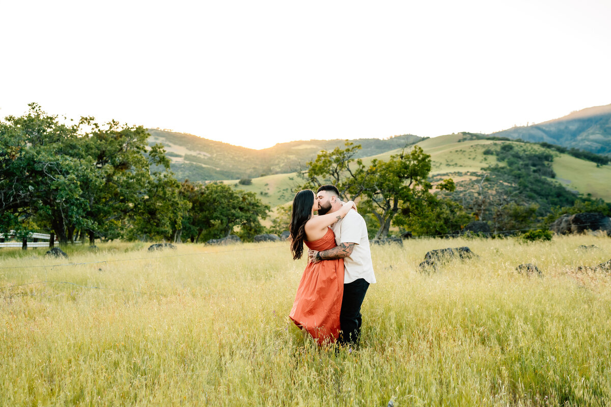 Couple Kiss in a Field | Photography by Jocelyn
