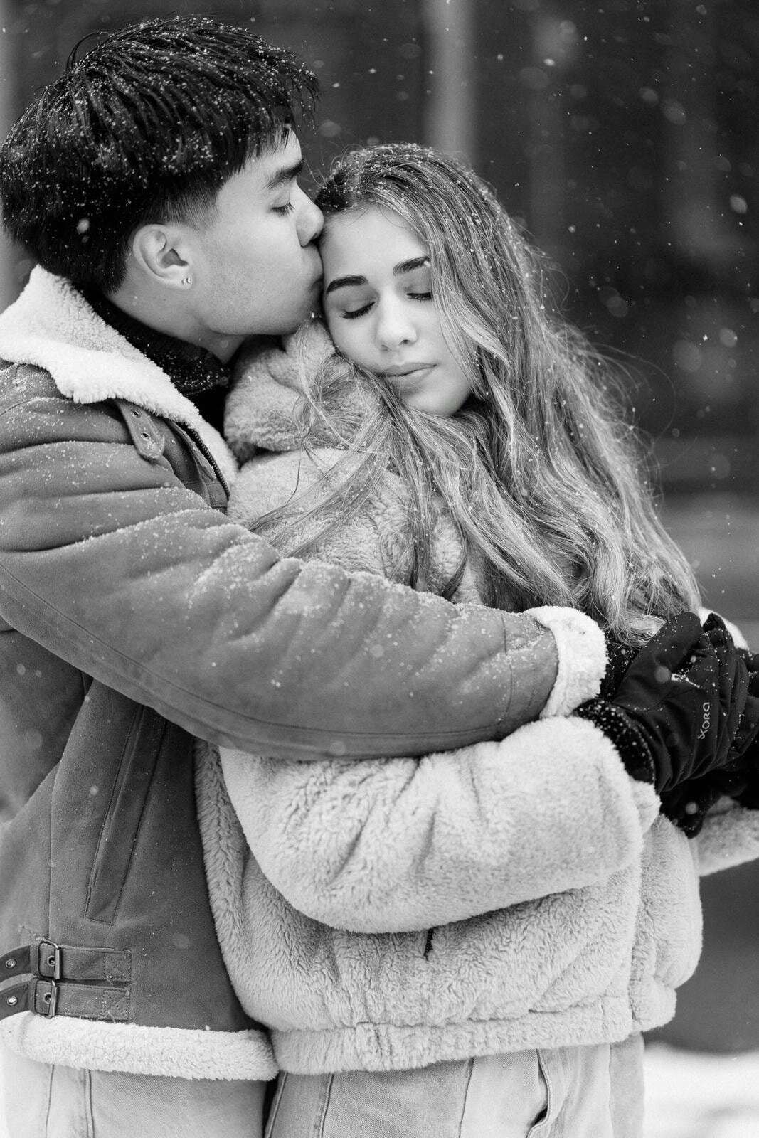 E10-Winter-snowy-engagement-photoshoot-in-Toronto-Zhan-and-Tina-2025-02-16-2500px-1028