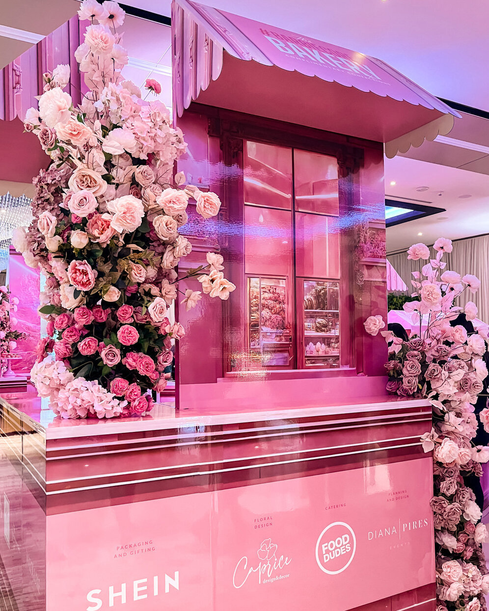 WedLuxe Show 2023 #Barbiecore Bakery pics by @WedLuxe19