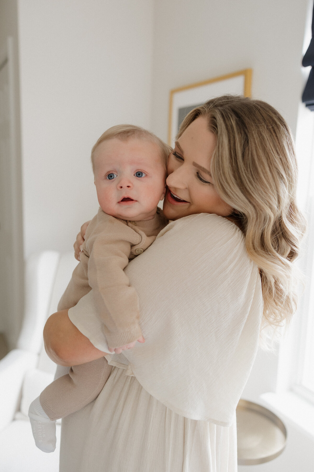 Indianapolis family photographer candid newborn session photo